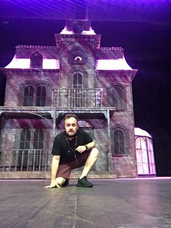 Teste de luz no cenário da mansão Addams, com o palco vazio