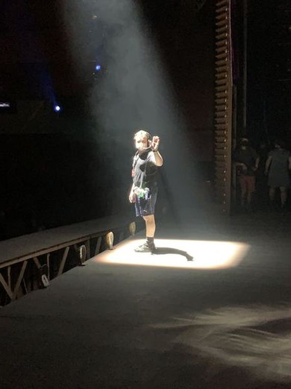 Teste de foco de luz no palco vazio de A Família Addams