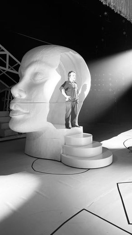 Teste de luz no cenário de Clara Nunes, com escultura de cabeça no palco