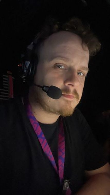 Flávio Bregantin de headset na coxia durante a temporada de Hairspray