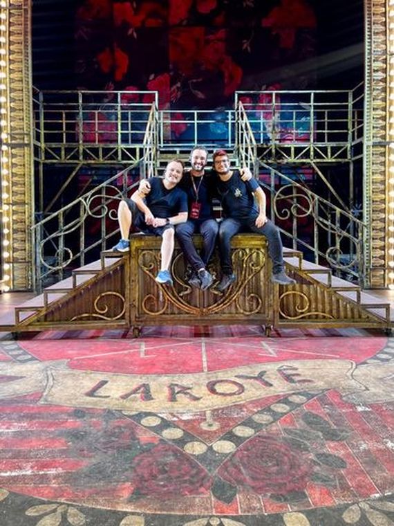 Equipe de stage management de A Ópera do Malandro no palco do Teatro Renault