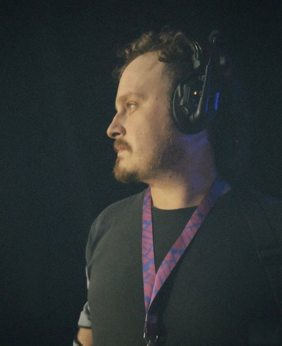Flávio Bregantin de headset na coxia, chamando o espetáculo durante a temporada de Hairspray